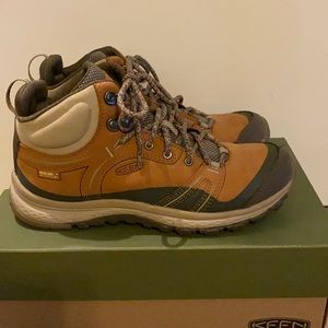 Hiking boot